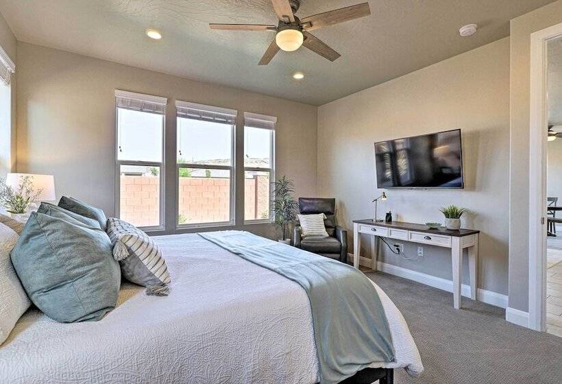 Community Pool & Private Hot Tub: Washington Home!