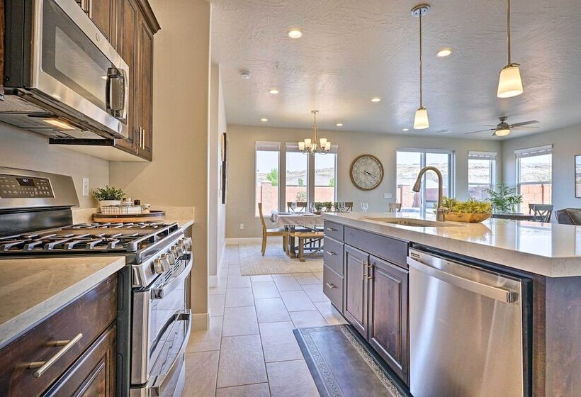 Community Pool & Private Hot Tub: Washington Home!