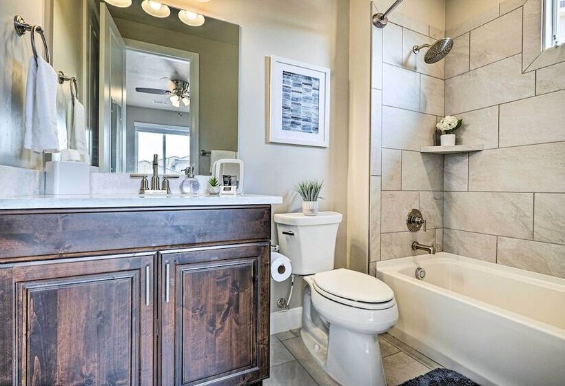 Community Pool & Private Hot Tub: Washington Home!