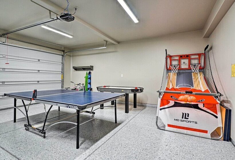 Community Pool & Private Hot Tub: Washington Home!