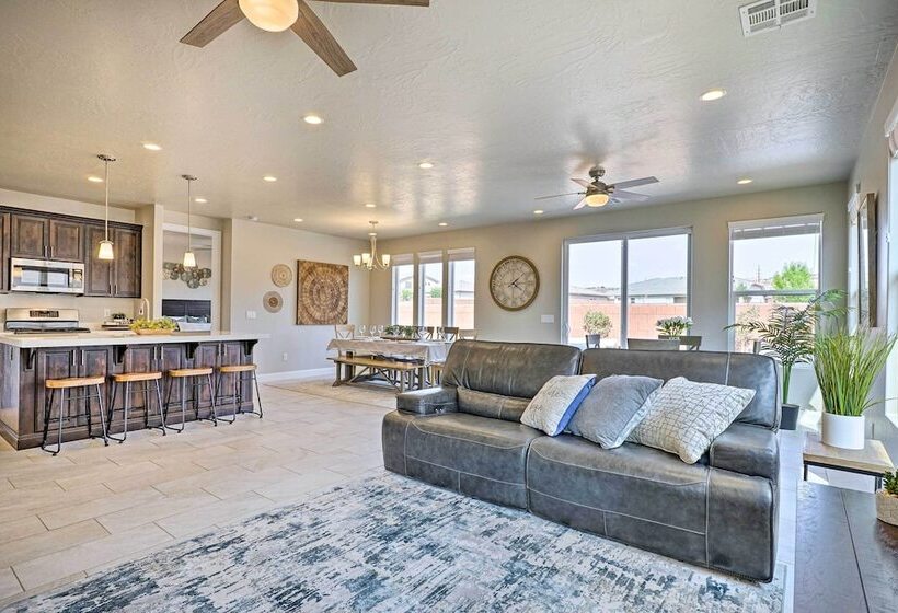 Community Pool & Private Hot Tub: Washington Home!