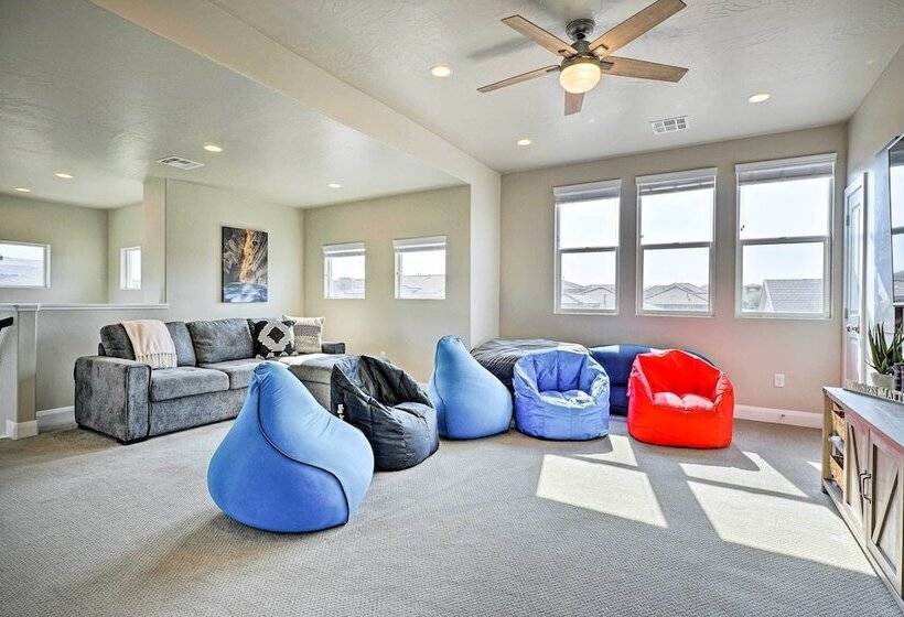 Community Pool & Private Hot Tub: Washington Home!