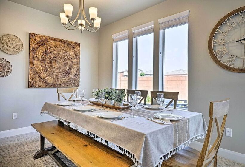 Community Pool & Private Hot Tub: Washington Home!