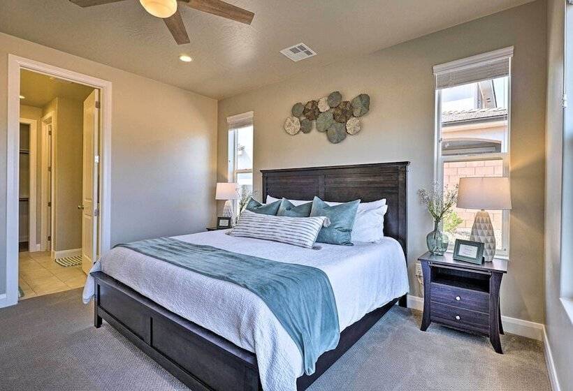 Community Pool & Private Hot Tub: Washington Home!