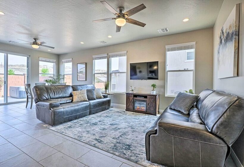 Community Pool & Private Hot Tub: Washington Home!