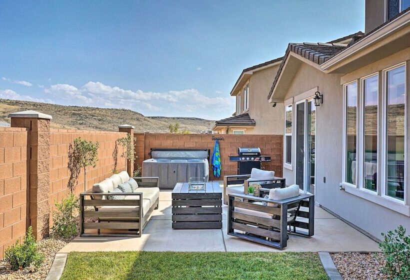 Community Pool & Private Hot Tub: Washington Home!