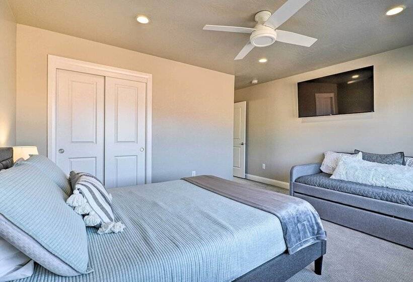 Community Pool & Private Hot Tub: Washington Home!