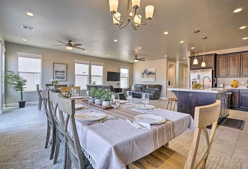 Community Pool & Private Hot Tub: Washington Home!