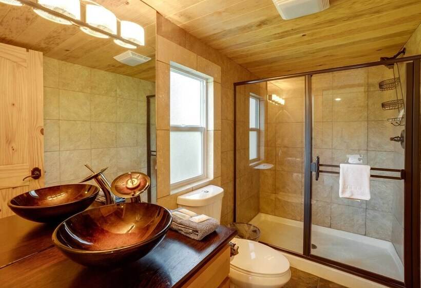 Brookings Home W/ Deck, 1/2 Mi To Harris Beach!