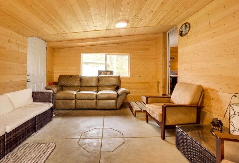 Brookings Home W/ Deck, 1/2 Mi To Harris Beach!