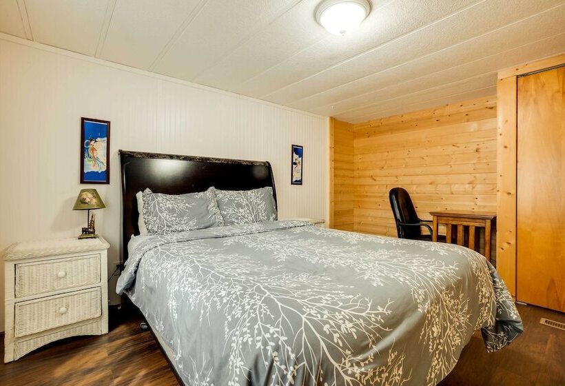 Brookings Home W/ Deck, 1/2 Mi To Harris Beach!