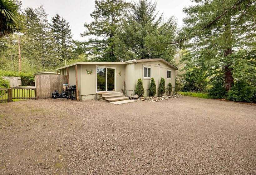 Brookings Home W/ Deck, 1/2 Mi To Harris Beach!