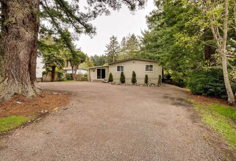 Brookings Home W/ Deck, 1/2 Mi To Harris Beach!