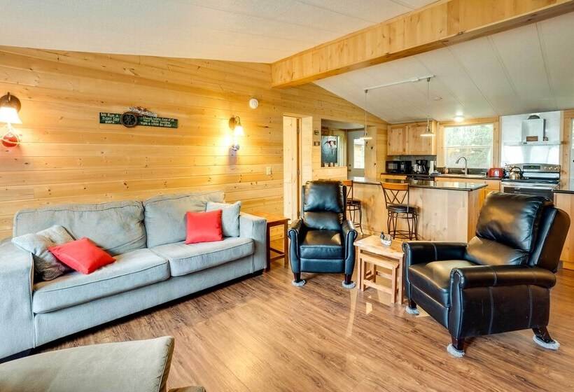 Brookings Home W/ Deck, 1/2 Mi To Harris Beach!