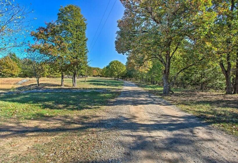 Caddo Log Cabin Retreat W/ Updated Interior!
