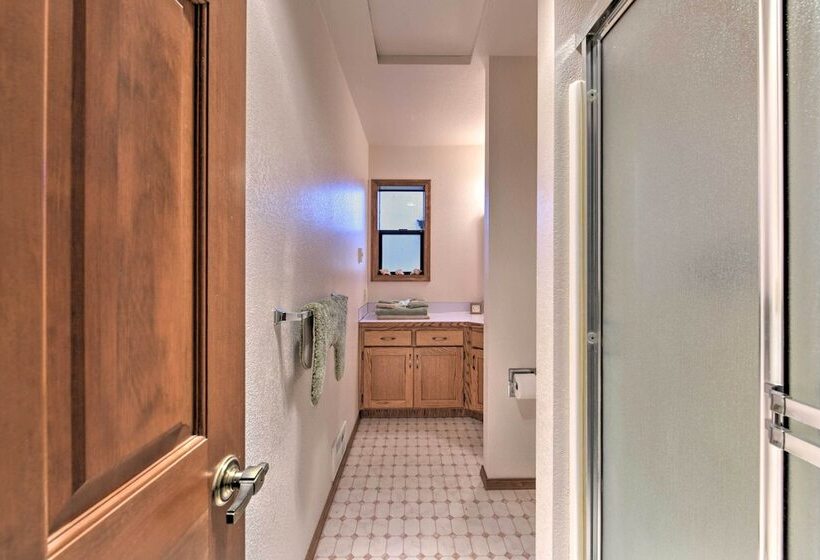 Camano Island Family House W/ Hot Tub & Deck!