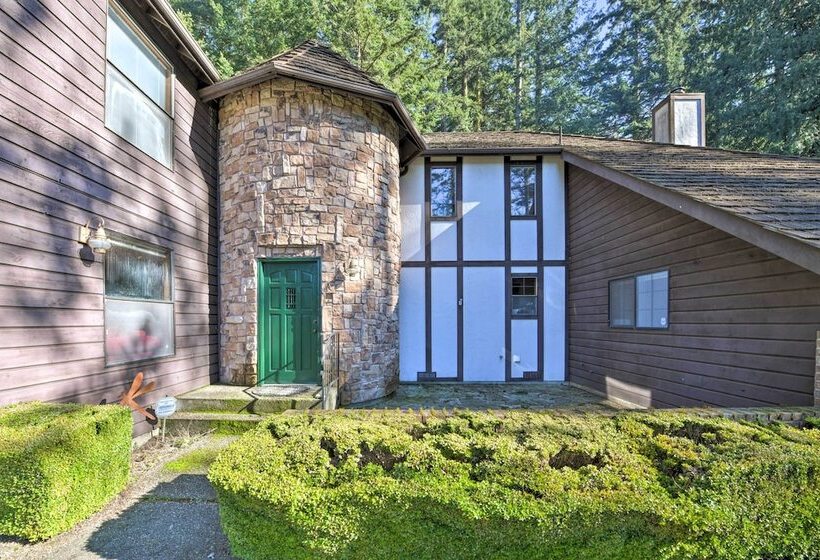 Camano Island Family House W/ Hot Tub & Deck!