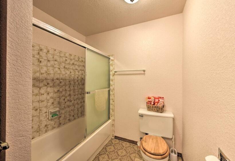 Camano Island Family House W/ Hot Tub & Deck!