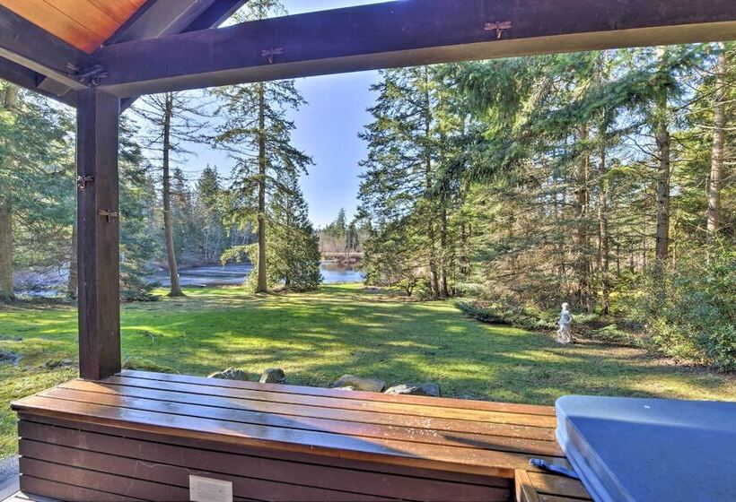 Camano Island Family House W/ Hot Tub & Deck!