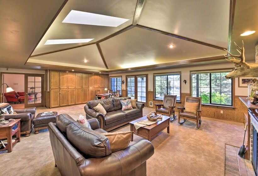 Camano Island Family House W/ Hot Tub & Deck!