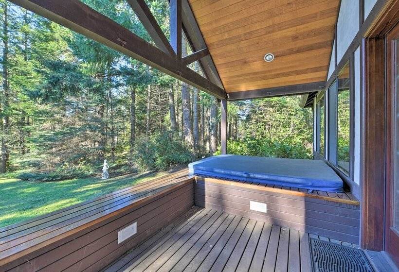 Camano Island Family House W/ Hot Tub & Deck!