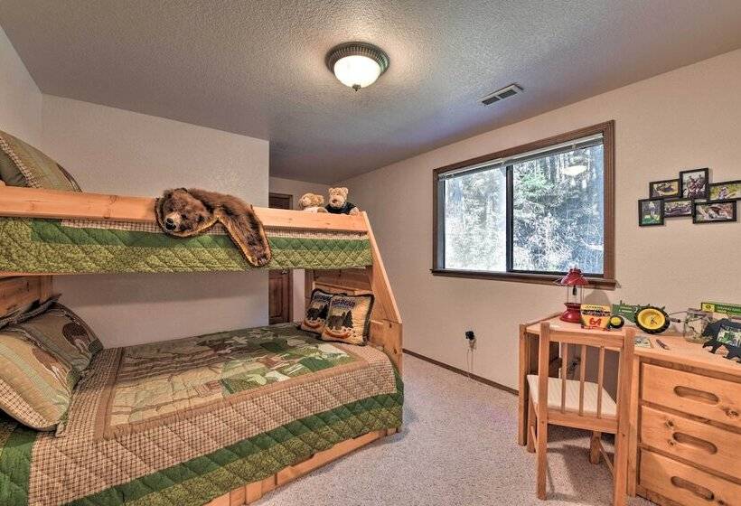 Camano Island Family House W/ Hot Tub & Deck!