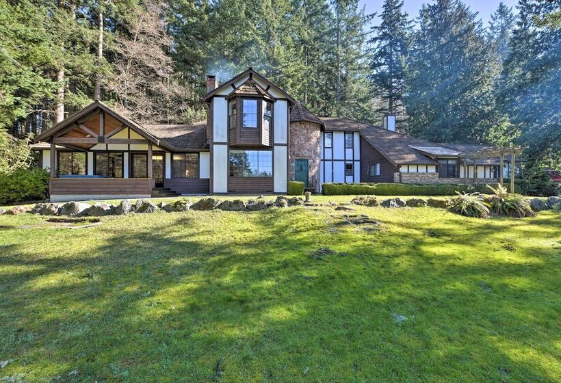 Camano Island Family House W/ Hot Tub & Deck!