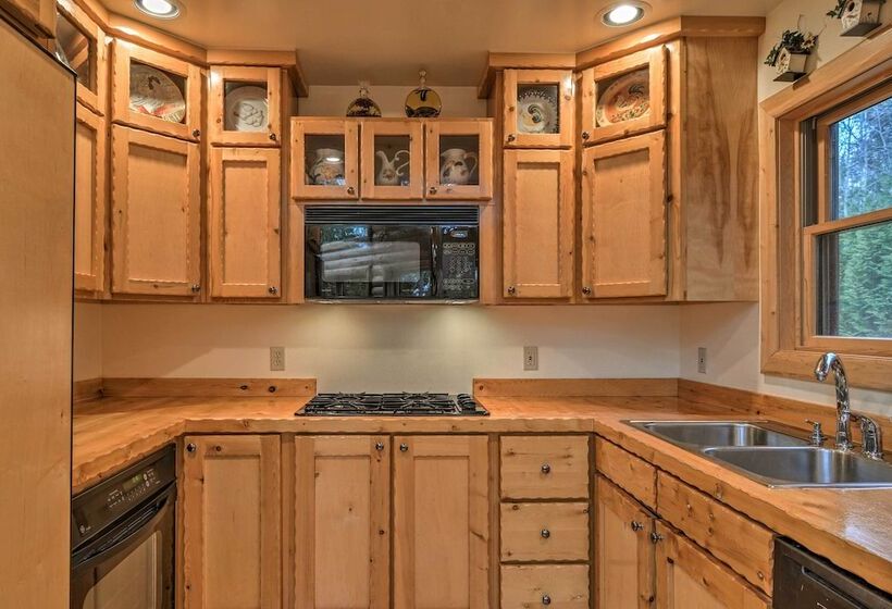 Camp Tony  W/ Trail Access: Walk To Lake Huron!