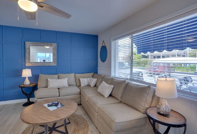 Catalina Island Duplex   Steps To Beach & Pier!