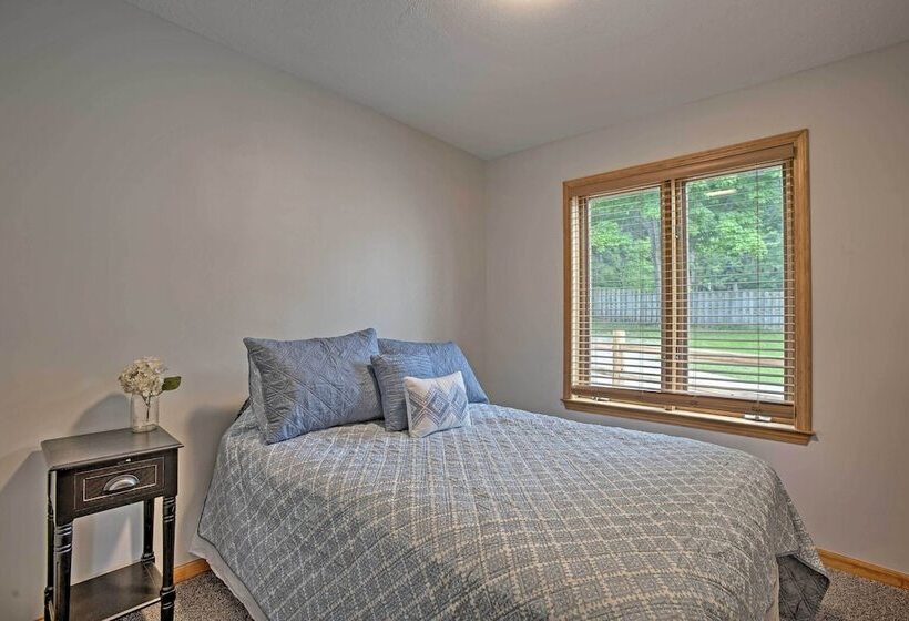 Cedar Home W/ Fire Pit & Grill ~3 Mi To Lakes