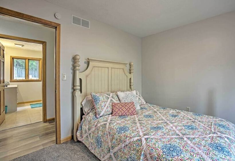 Cedar Home W/ Fire Pit & Grill ~3 Mi To Lakes