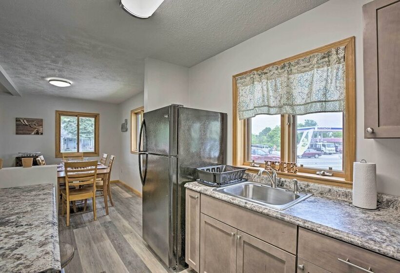 Cedar Home W/ Fire Pit & Grill ~3 Mi To Lakes