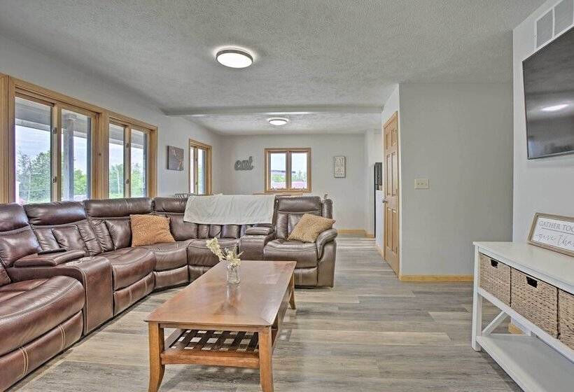 Cedar Home W/ Fire Pit & Grill ~3 Mi To Lakes