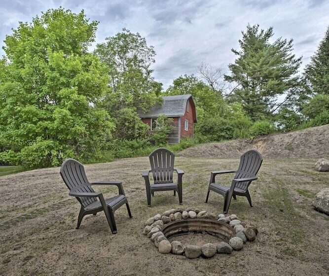Cedar Home W/ Fire Pit & Grill ~3 Mi To Lakes