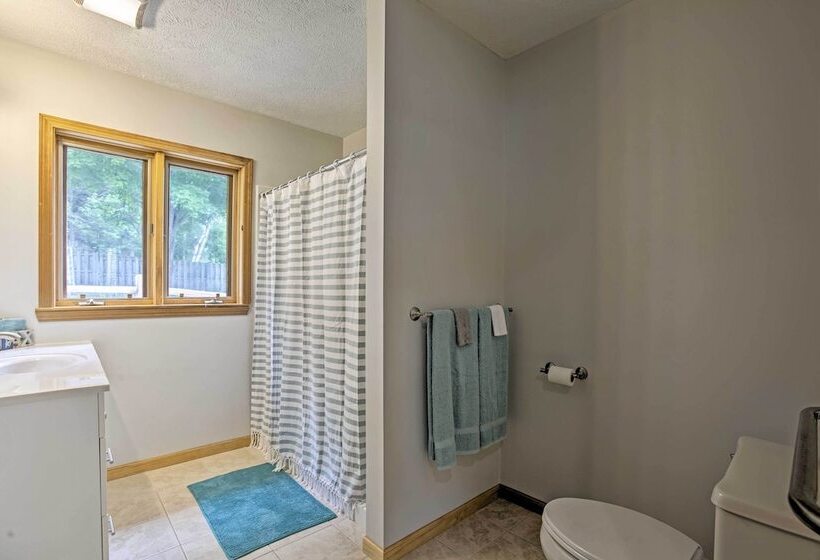 Cedar Home W/ Fire Pit & Grill ~3 Mi To Lakes