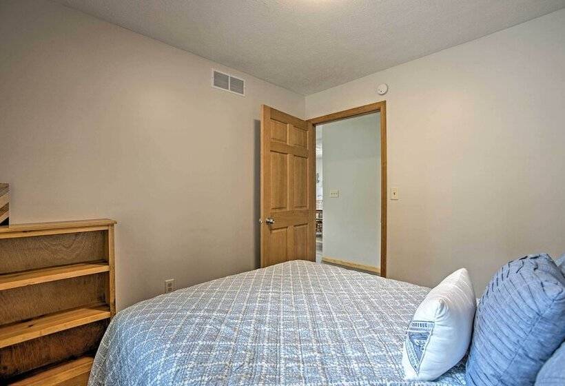 Cedar Home W/ Fire Pit & Grill ~3 Mi To Lakes