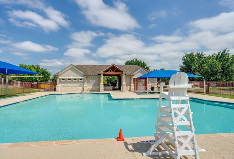 Centrally Located Kyle Home: Walk To Pool & Park!