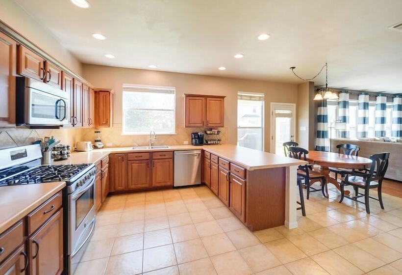 Centrally Located Kyle Home: Walk To Pool & Park!