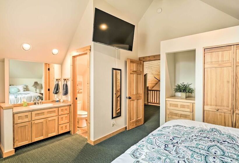 Chalet At Running Y Resort W/ Wraparound Deck!