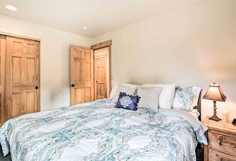 Chalet At Running Y Resort W/ Wraparound Deck!