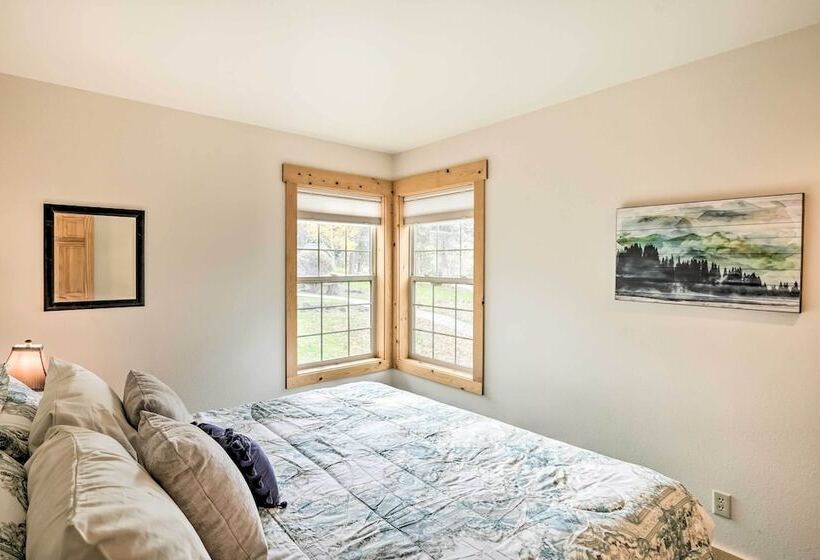 Chalet At Running Y Resort W/ Wraparound Deck!