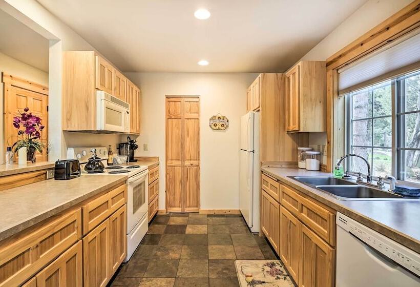 Chalet At Running Y Resort W/ Wraparound Deck!