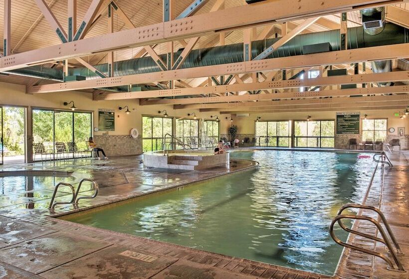 Chalet At Running Y Resort W/ Wraparound Deck!