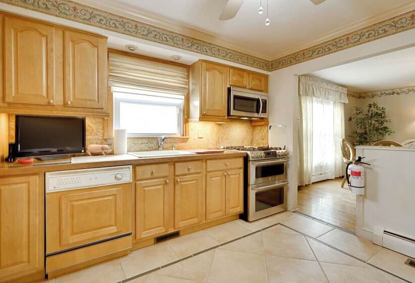 Charming Bay Head Retreat   Half Mi To Beach!