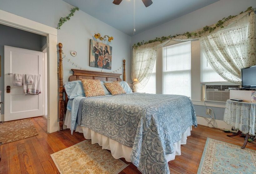 Charming Canyon Lake Cottage W/ Pool & Bbq Pit!