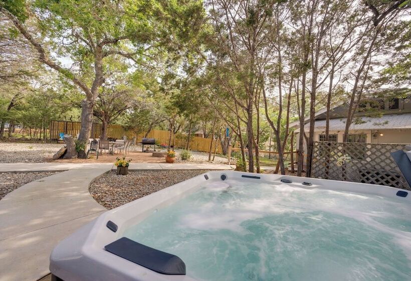 Charming Canyon Lake Cottage W/ Pool & Bbq Pit!