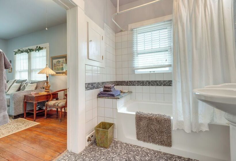 Charming Canyon Lake Cottage W/ Pool & Bbq Pit!