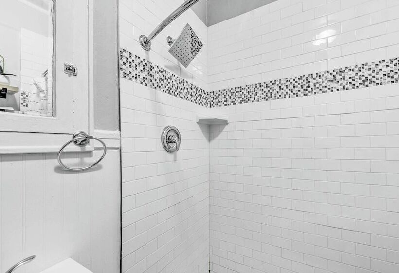 Charming Charlotte Abode W/ Deck & Fire Pit!