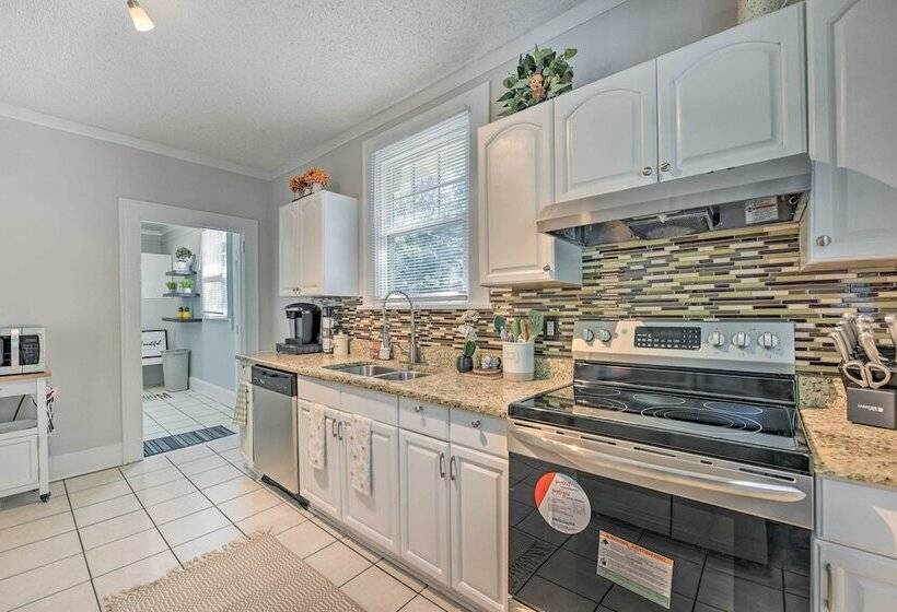 Charming Charlotte Abode W/ Deck & Fire Pit!