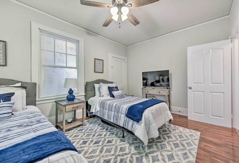 Charming Charlotte Abode W/ Deck & Fire Pit!